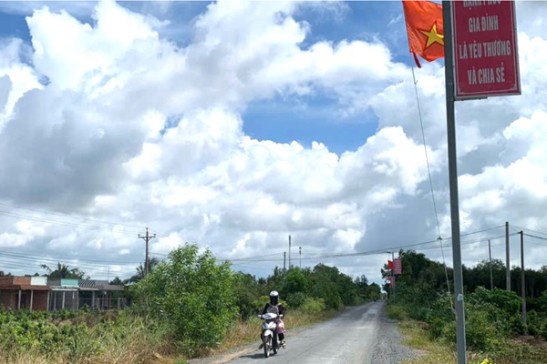 Thắp sáng đường quê từ đèn năng lượng mặt trời